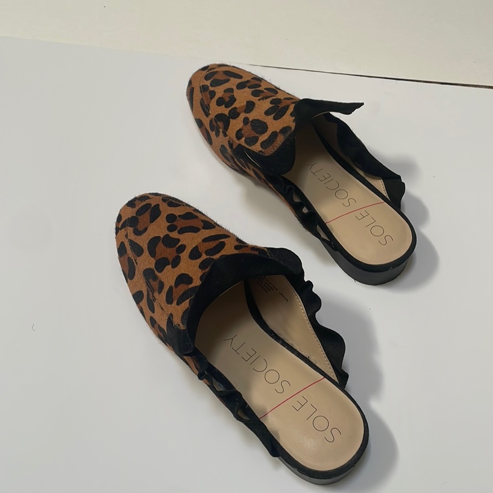 Size 7 Flat leopard print mules